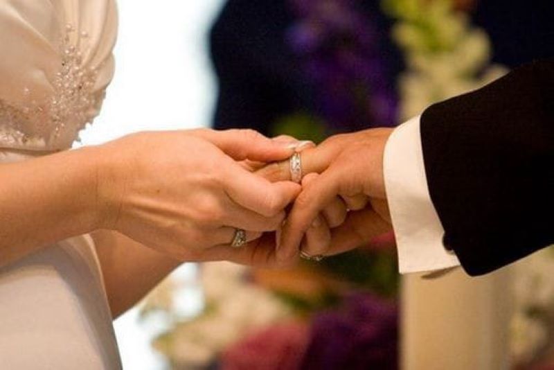 ilustrasi tukar cincin saat tunangan (pinterest)