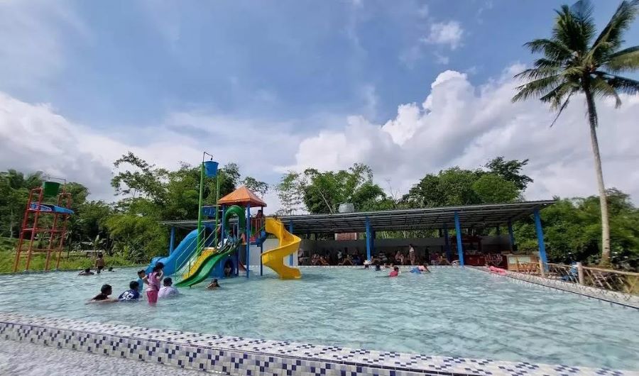 Suasana kolam renang Lembah Wagir di Malang.