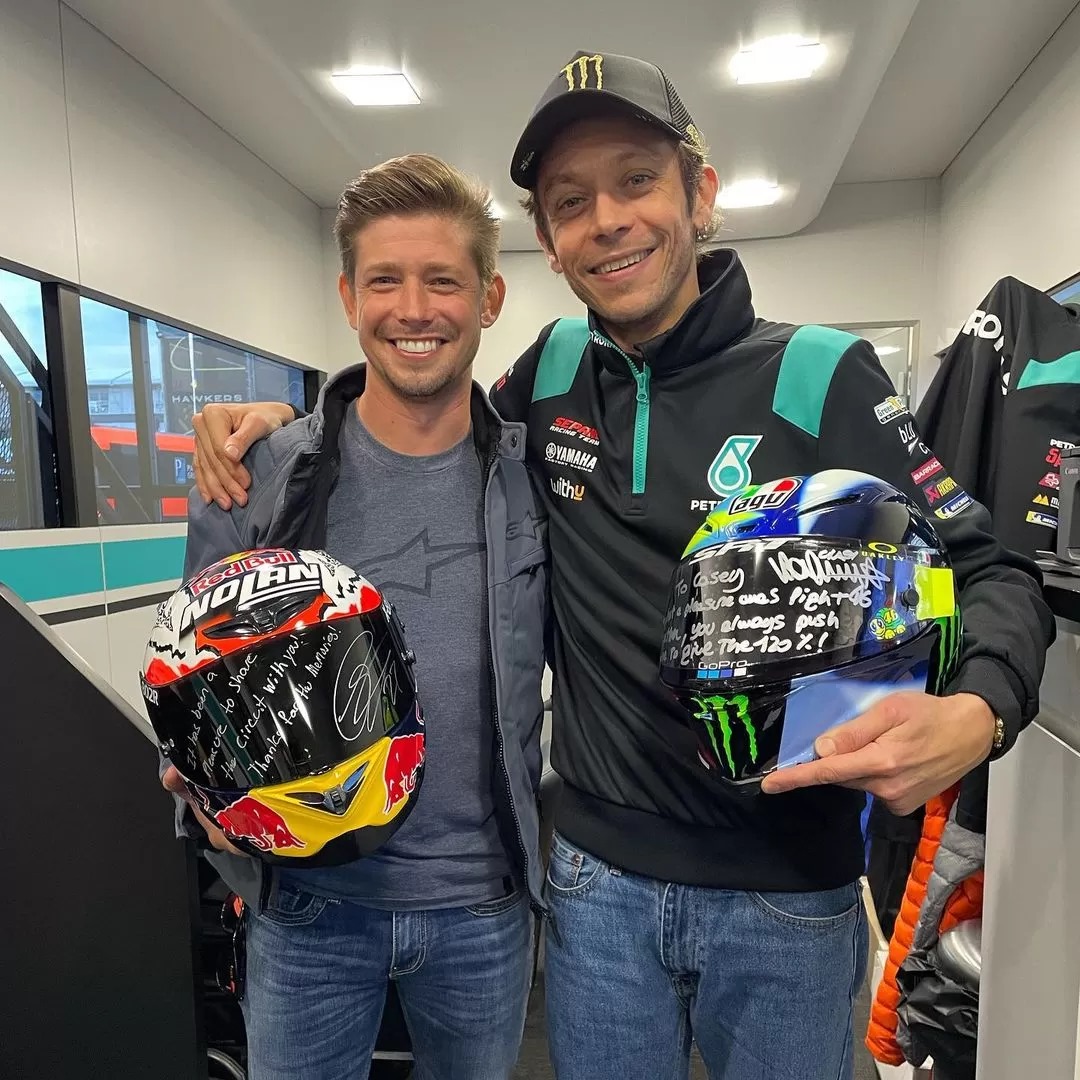 Valentino Rossi dan Casey Stoner kembali balapan bersama setelah lebih dari satu dekade tak bertemu di lintasan.
