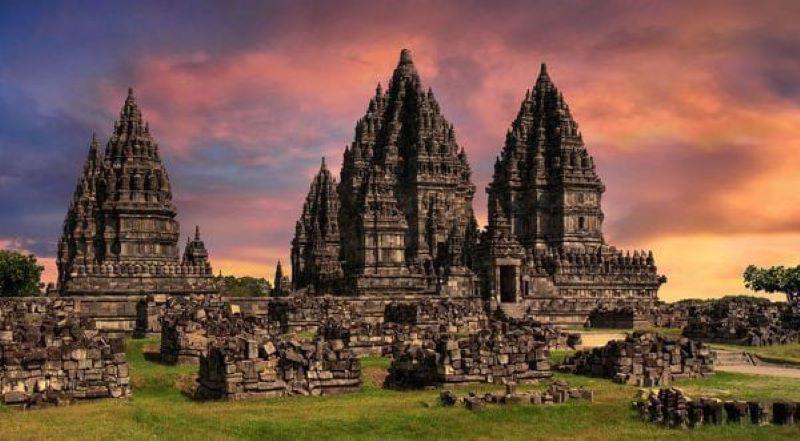 Candi Prambanan di Sore Hari.  (Pinterest)