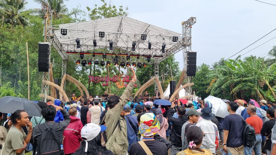 Para pengunjung menikmati berbagai hiburan di Ngayogjazz 2024 yang berlangsung di Pedukuhan Kalimundu, Gadingharjo, Sanden, Bantul