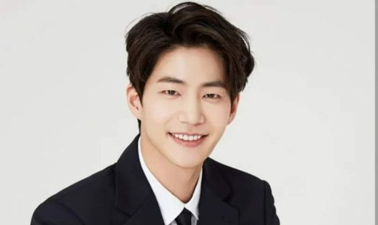 Potret Song Jae-rim Aktor/Aktris Korea Selatan.  (Pinterest/celebritytall.com)