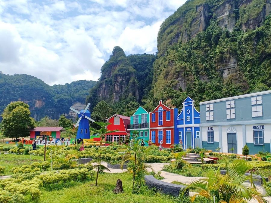 Keindahan tebing dengan destinasi wisata Lembah Harau Dream Park.