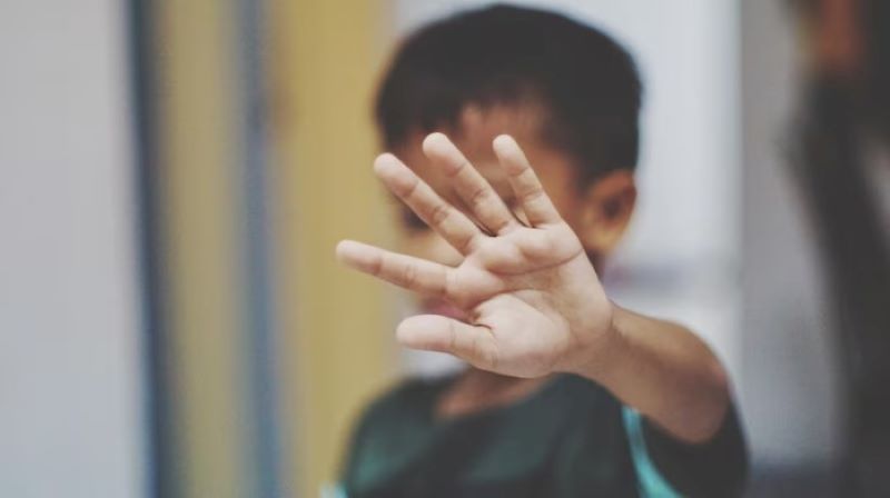 Stop kekerasan terhadap anak di bawah umur.