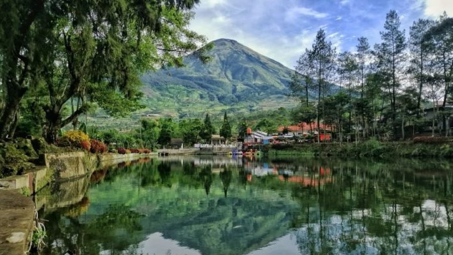 Telaga Bedakah, menyuguhkan pemandangan menakjubkan dengan latar megah Gunung Sumbing dan Gunung Sindoro.