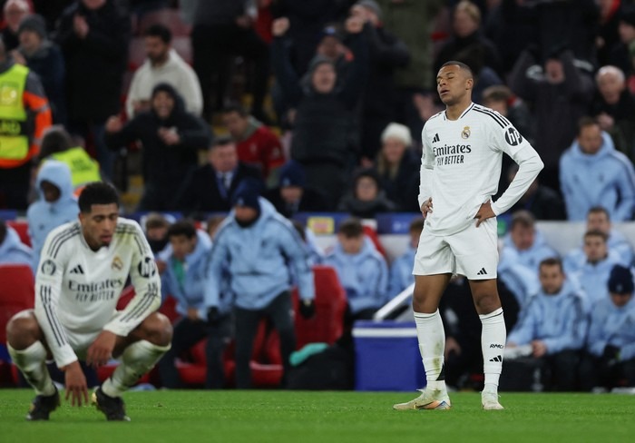 Kekecewaan Pemain Real Madrid Kylian Mbappe dan Jude Bellingham setelah kalah 0 - 2 melawan Liverpool di Stadion Anfield, Kamis (28/11/2024) dinihari WIB.