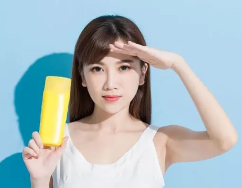 Penggunaan sunscreen produk perawatwan kulit untuk menggurangi efek buruk sinar matahari.