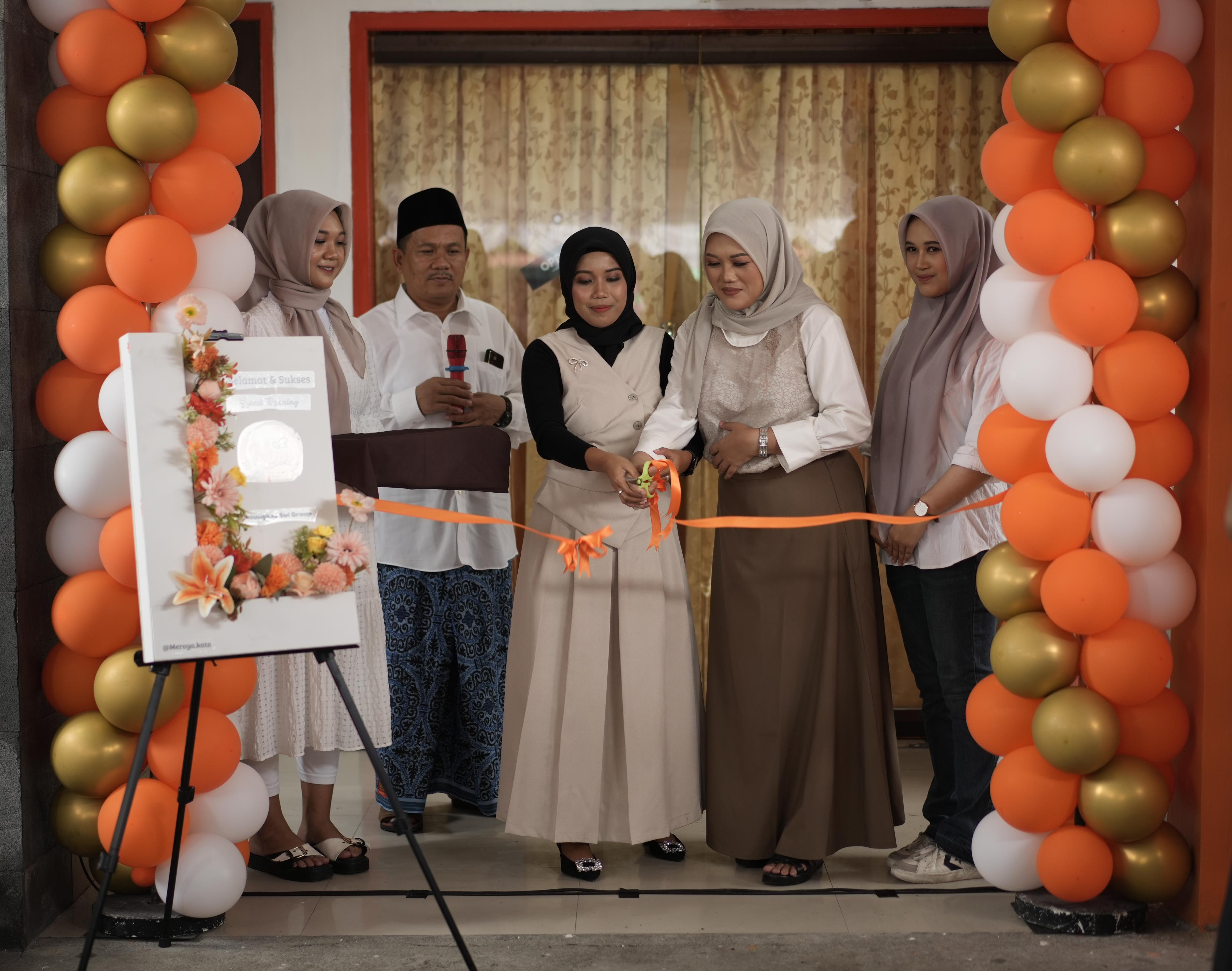 Owner Nina Roti, Sri Ambarwati (tengah) dan Nina Setyadi (kedua dari kanan) saat prosesi gunting pita grand opening Nina Roti, di Jalan Prambanan-Piyungan KM 7, Sleman (1/12/2024).