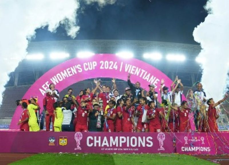 Timnas Putri Indonesia berhasil menyabet Piala AFF Women&rsquo;s Cup 2024 setelah mengalahkan Kamboja dengan skor 3-1 pada laga final yang digelar di Stadion Nasional New Laos, Vientiane, Kamis (5/12/2024)
