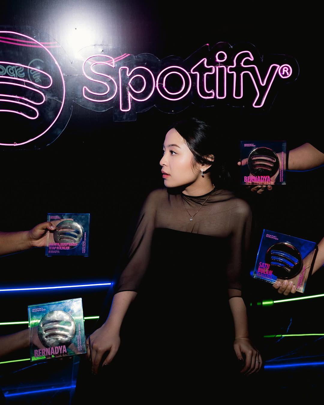 Penyanyi sekaligus penulis lagu Bernadya.