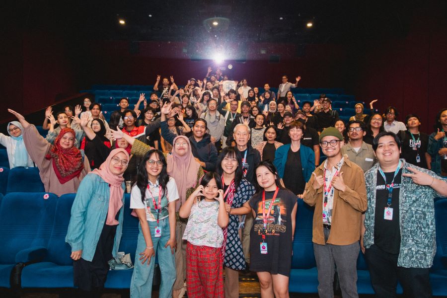 Melalui Film Pendek Laila"  Film pendek berjudul Laila yang disutradarai oleh Wucha Wulandari, baru-baru ini ditayangkan perdana di Indonesia di JAFF 2024 (Jogja-NETPAC Asian Film Festival).