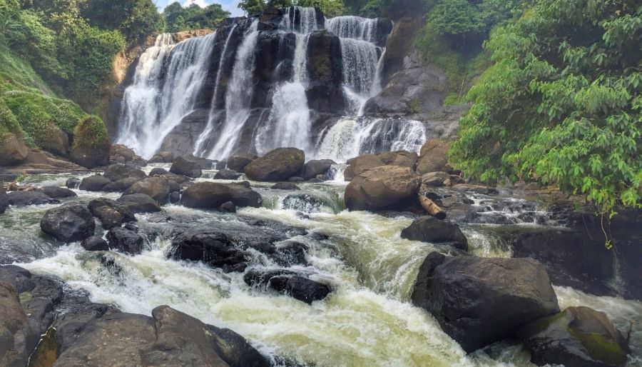 Curug Malela, air terjun memukau yang dijuluki "Niagara Mini" Indonesia.