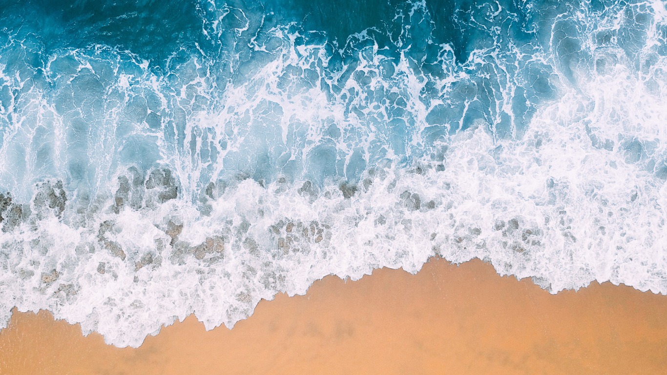 Ilustrasi bibir pantai  (Canva)