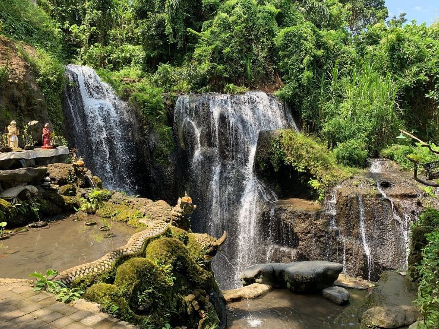 Wisata spiritual yang cantik di Taman Beji Griya.