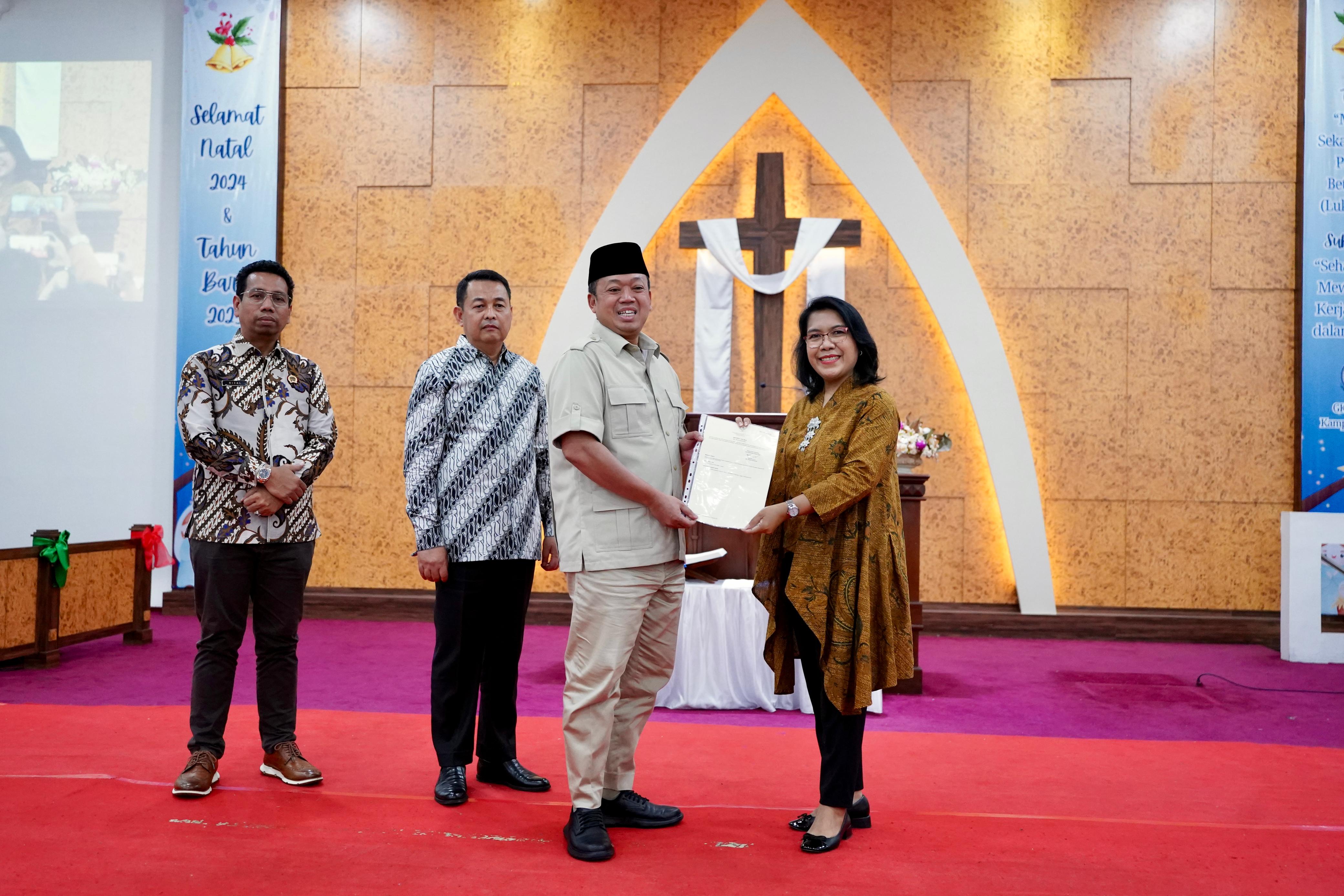 Menteri ATR/BPN Nusron Wahid,  menyerahkan SHM kepada Gereja Kristen Pasundan (GKP) Jemaat Kampung Tengah, Jakarta Timur, Selasa (24/12/2024) jelang Misa Natal.