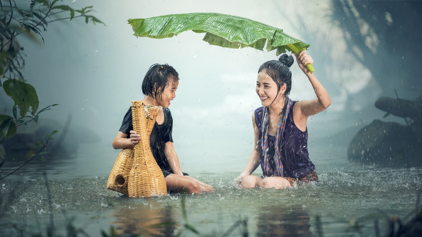 (ilustrasi hujan-hujanan, Canva)