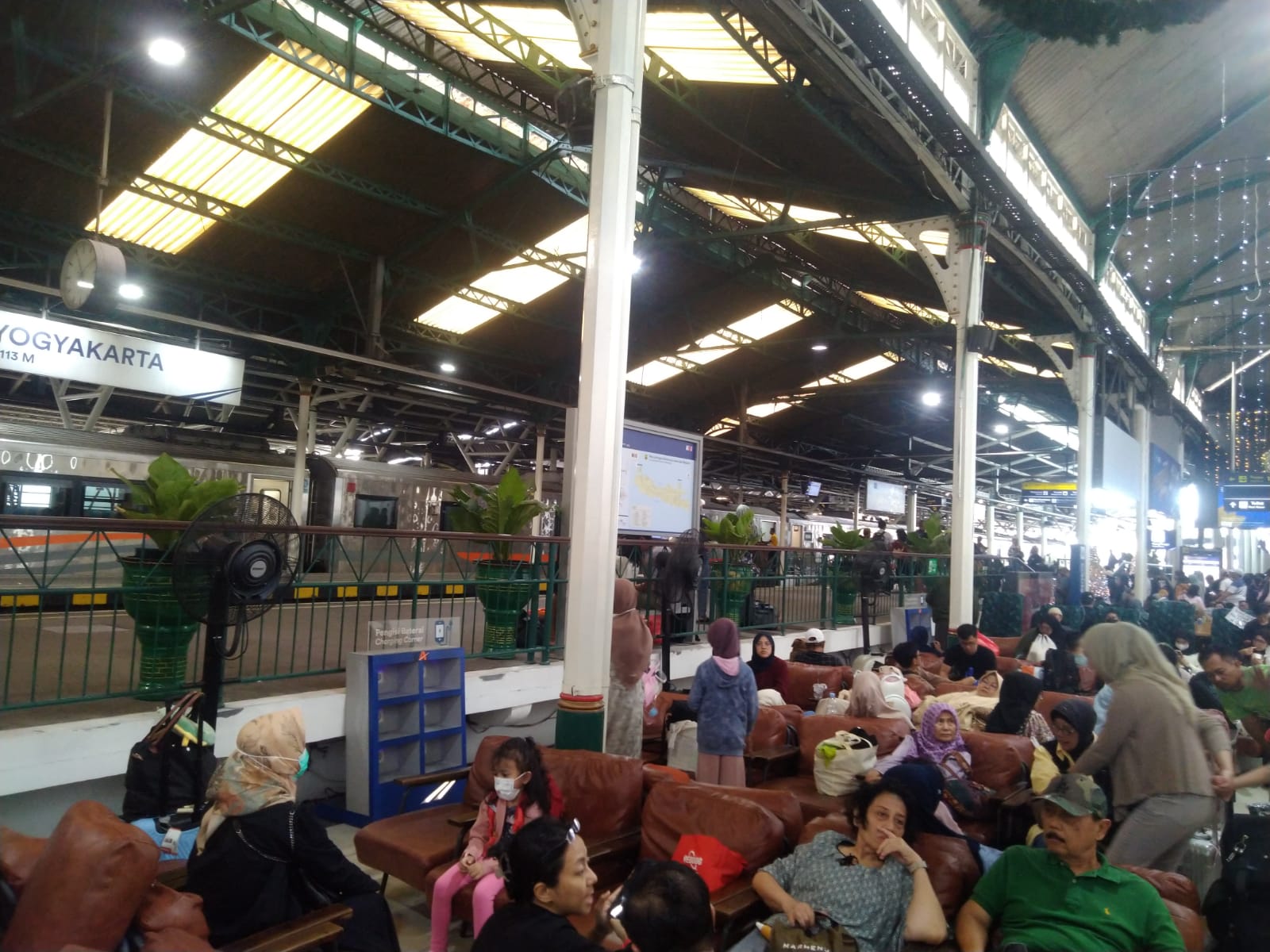 Kepadatan penumpang di Stasiun Tugu Jogja