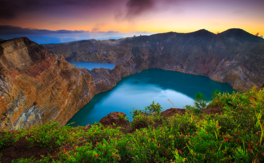Taman Nasional Kelimutu, rumah bagi danau tiga warna dengan legenda unik dan pemandangan alam yang memesona.