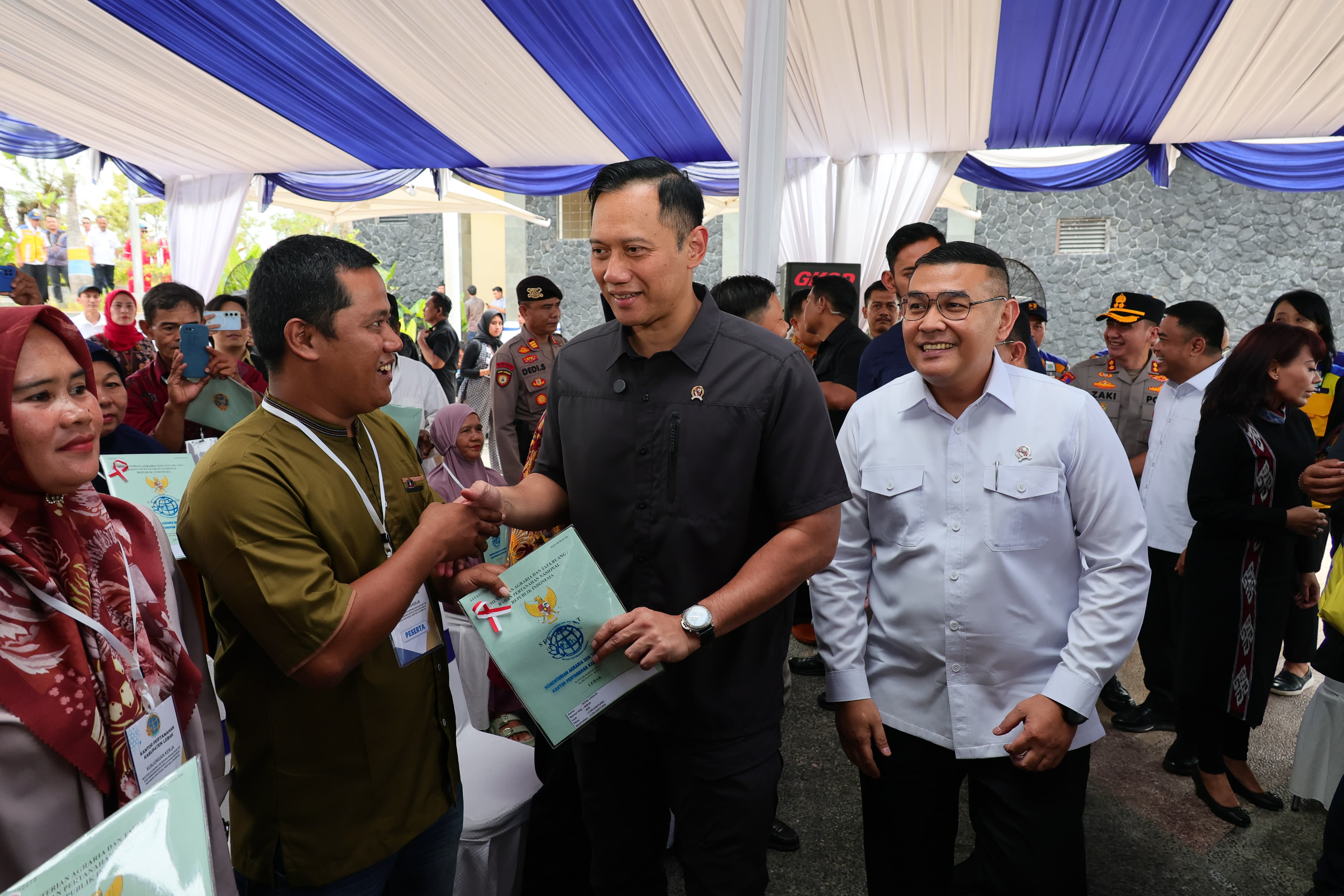 Wamen ATR/Waka BPN bersama Menteri Koordinator Bidang Infrastruktur dan Pembangunan Kewilayahan, Agus Harimurti Yudhoyono (AHY), menyerahkan 14 sertipikat tanah wakaf.