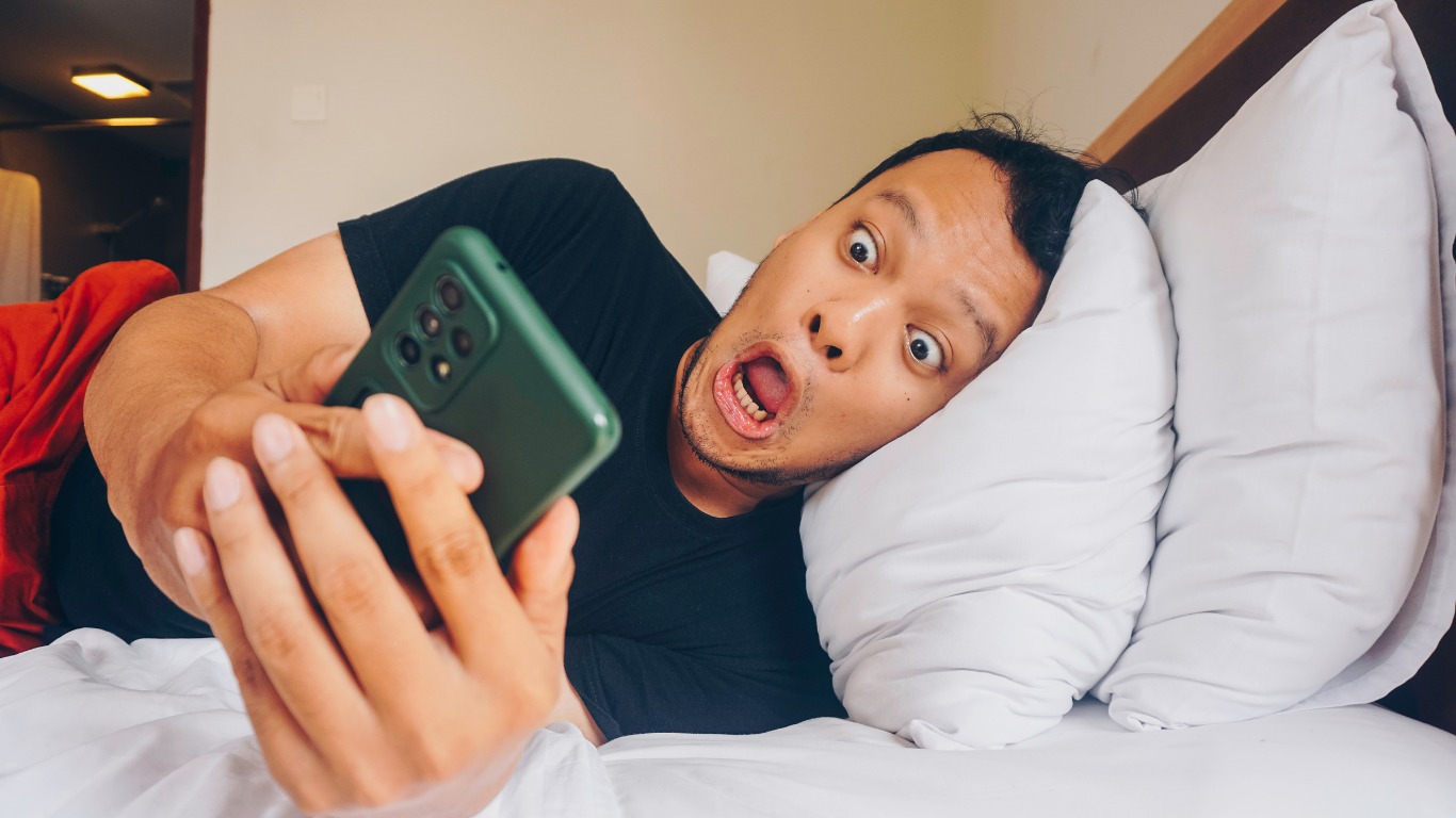 (Ilustrasi bermain HP saat bangun tidur)