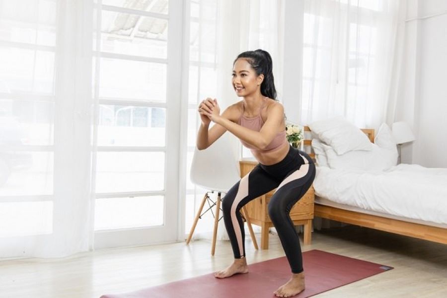 Tips efektif mengecilkan paha, salah satunya dengan squat.