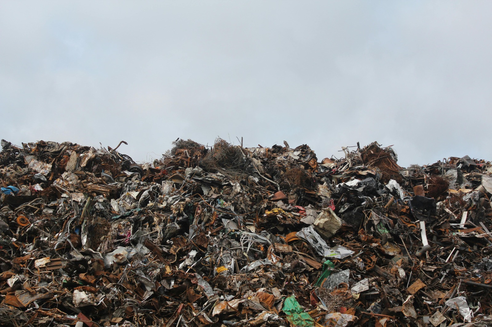 Kolonialisme sampah meneybabkan kerusakan lingkungan dan ancaman kesehatan.