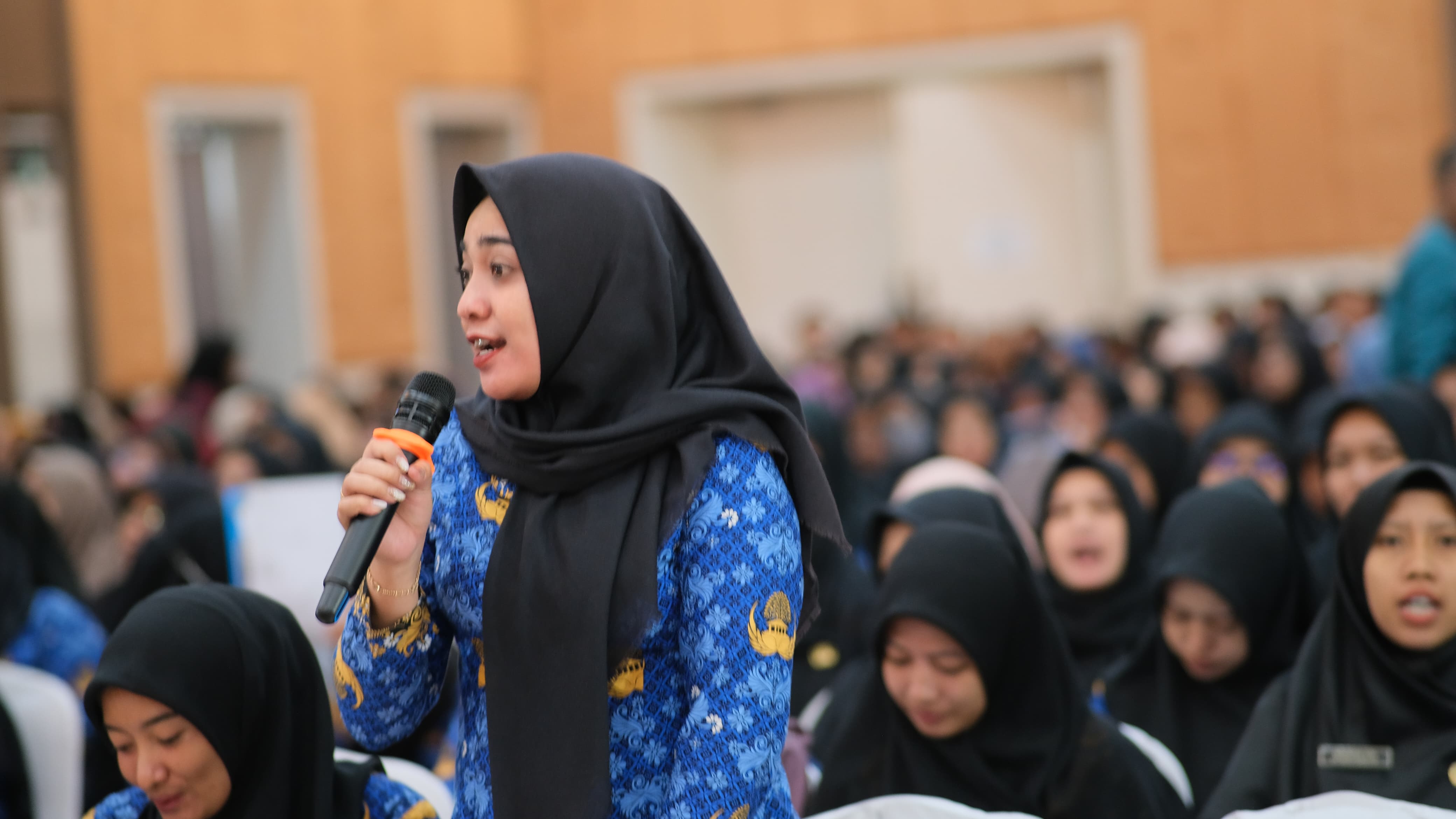 Para guru saat mengikuti seminar