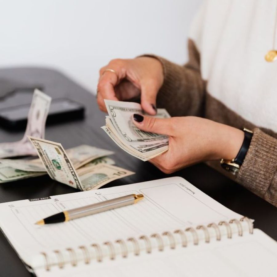 Menabung dan Investasi adalah strategi pengelolaan finansial yang efektif. Keduanya dapat dikombinasikan agar kita mendapatkan solusi keuangan jangka pendek maupaun jangka panjang.