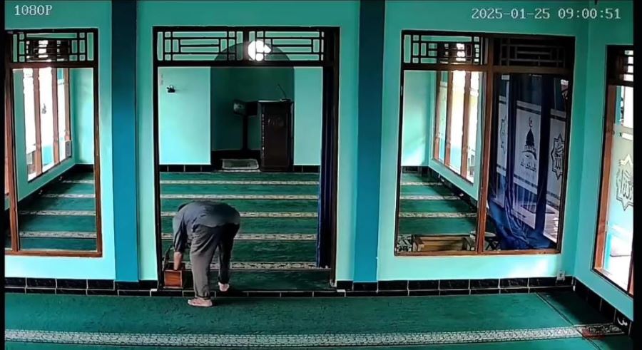 Merekam CCTV! Seorang pria dengan santai mencuri uang di kotak amal masjid di Jogja.&nbsp;