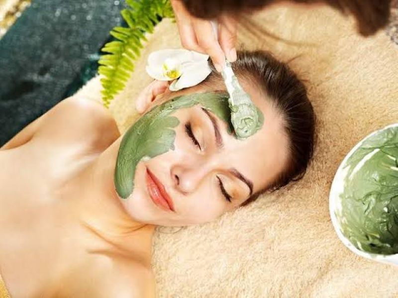 Ilustrasi masker wajah alami.