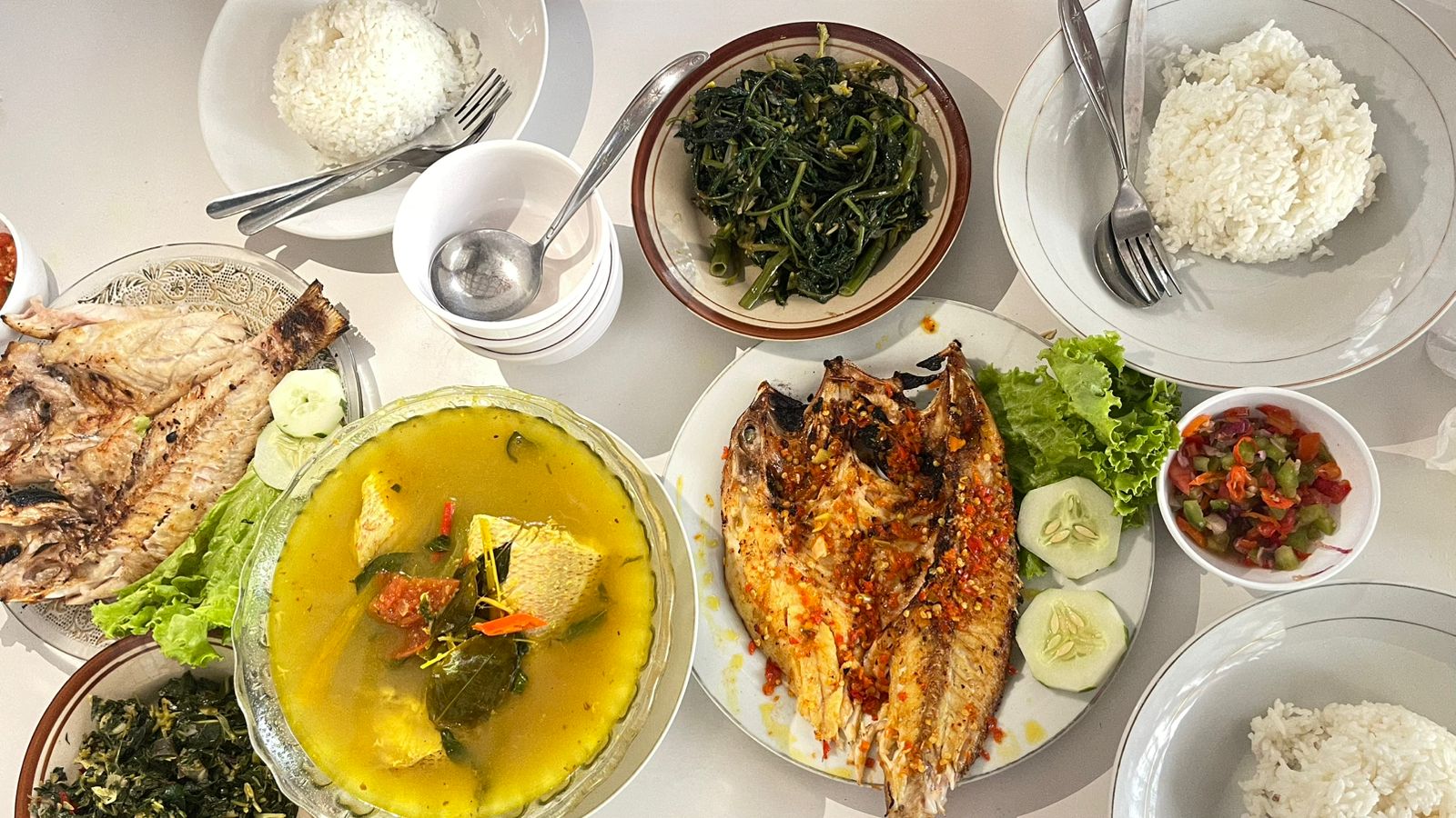 Sajian masakan di rumah makan Laut Timor.