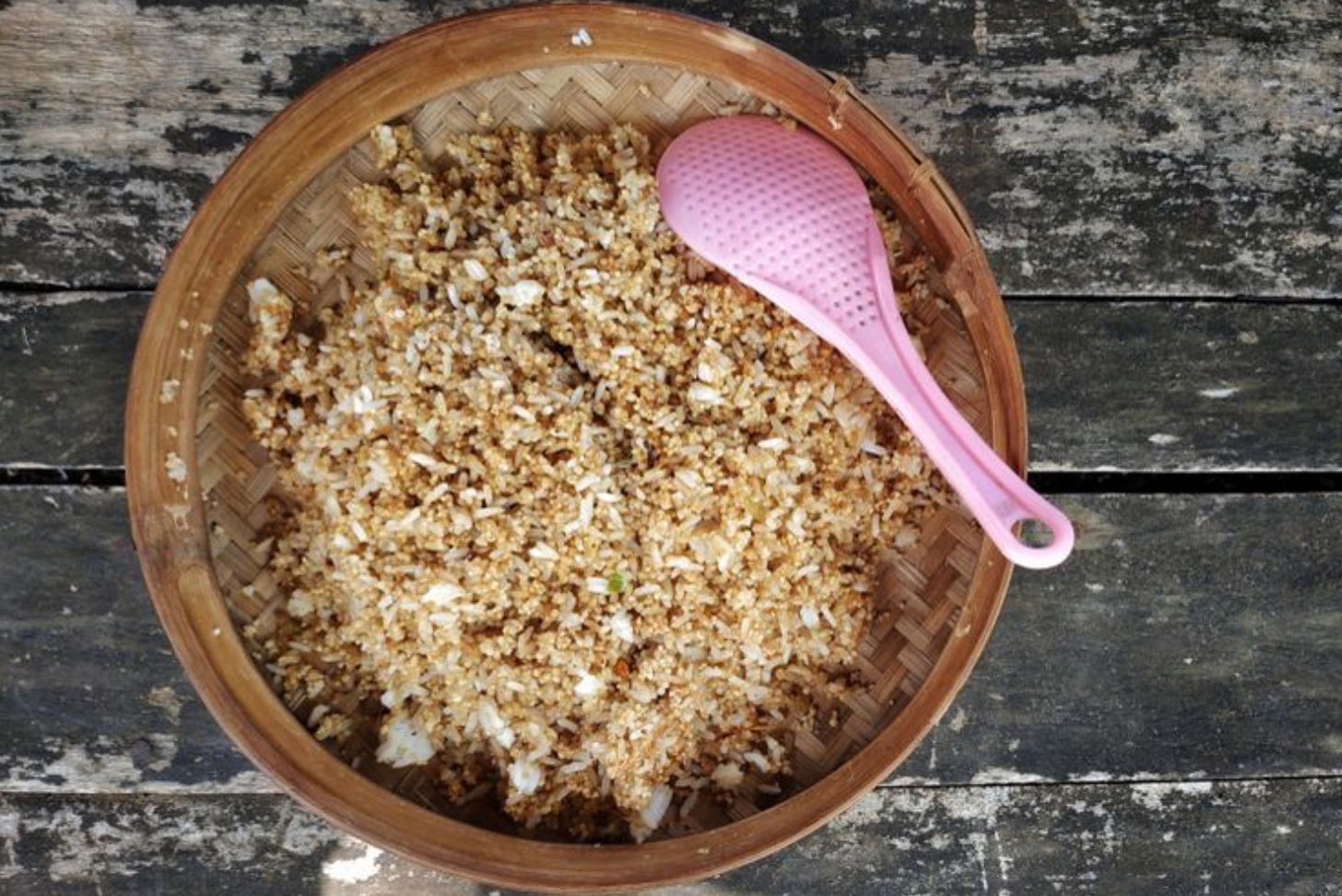 Foto nasi tiwul (sumber: shutterstock/ bakhtiar rahman)