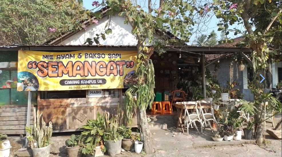 Mie ayam dan Bakso Sapi Semangat.  (google photo by Abdullah Yusuf)