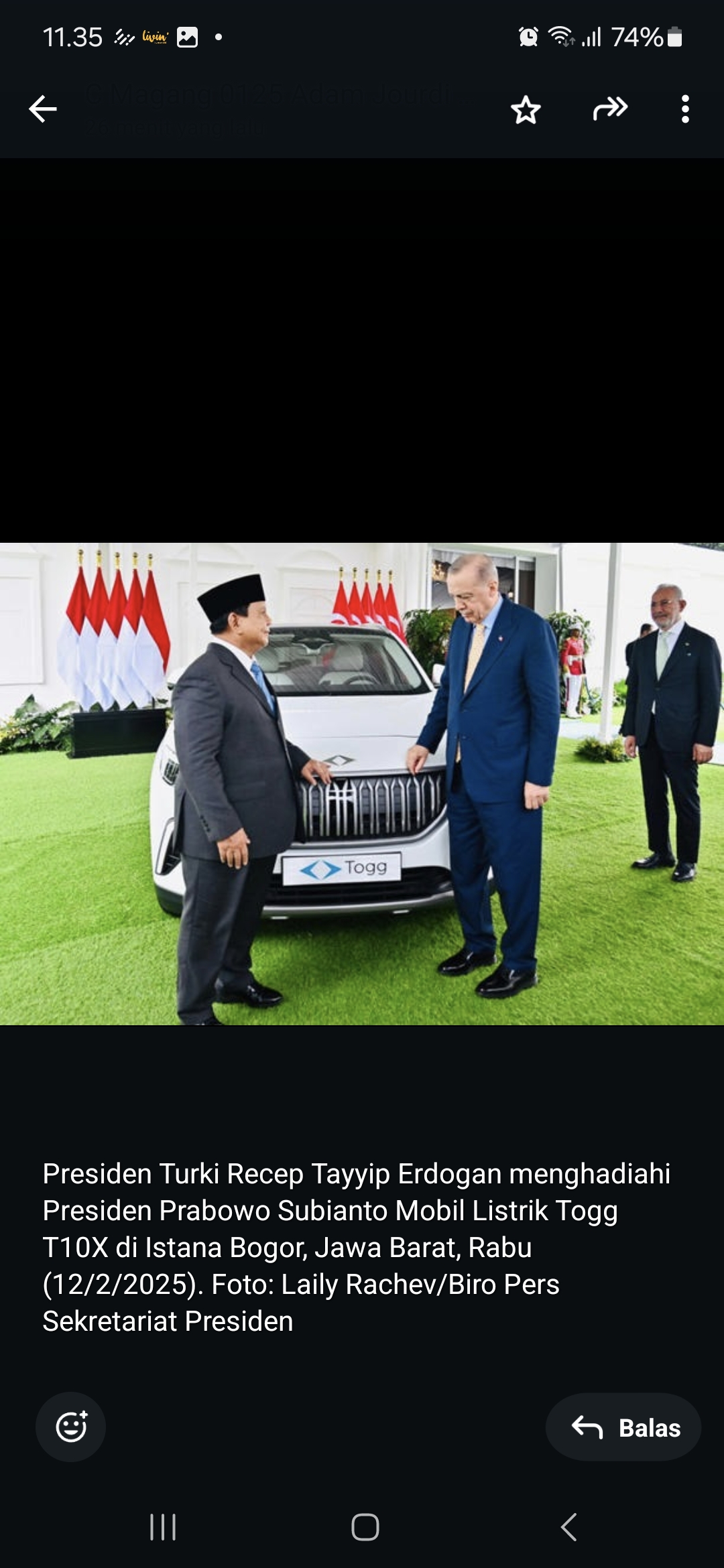 Presuden Turki Recep Tayyip Erdogan menghadiahi Presiden Prabowo Subianto mobil listrik Tovv T10X di Istana Bogor, Jawa Barat, Rabu (12/2/2025).
