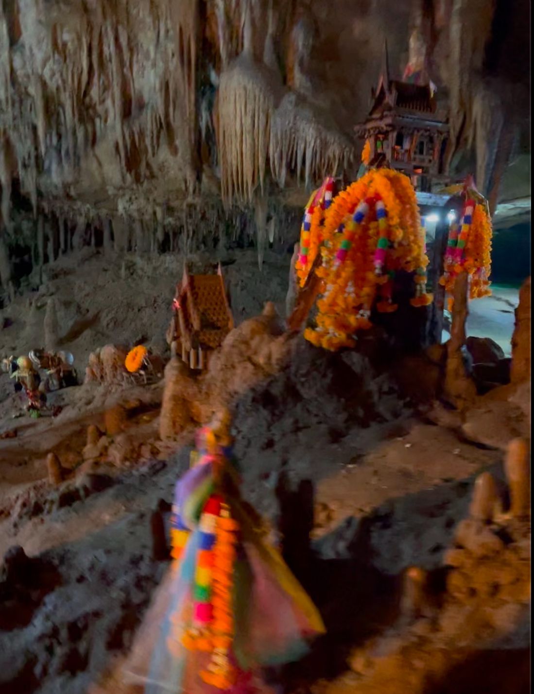 Tempat sakral di dalam gua Le Khao Kob.