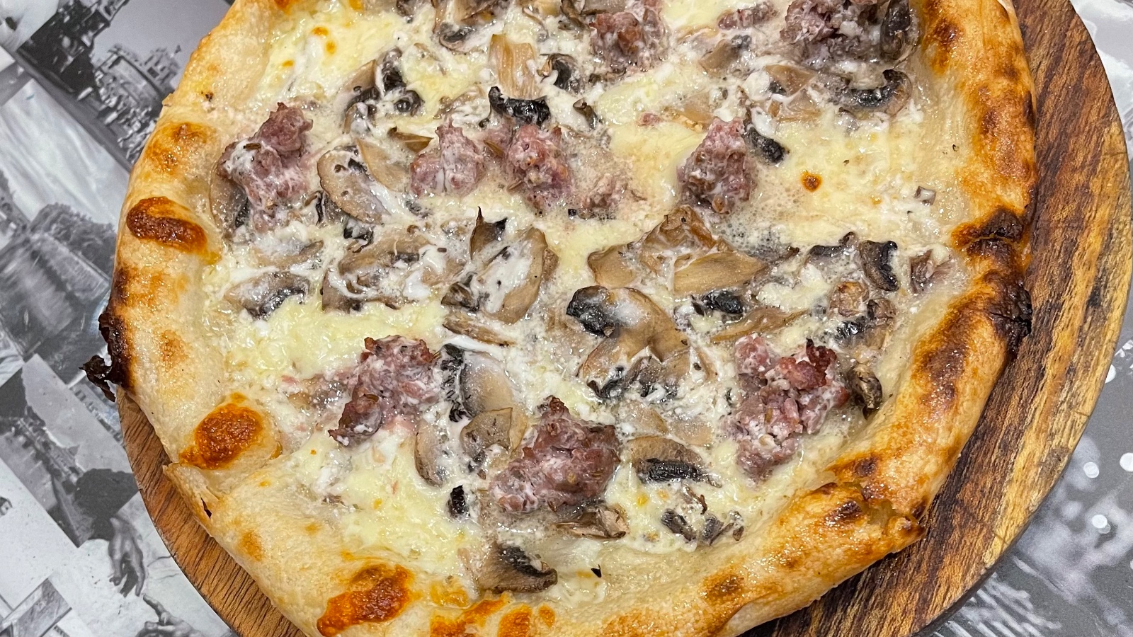 Pizza Funghi e Chorizo di Aroma Italia.