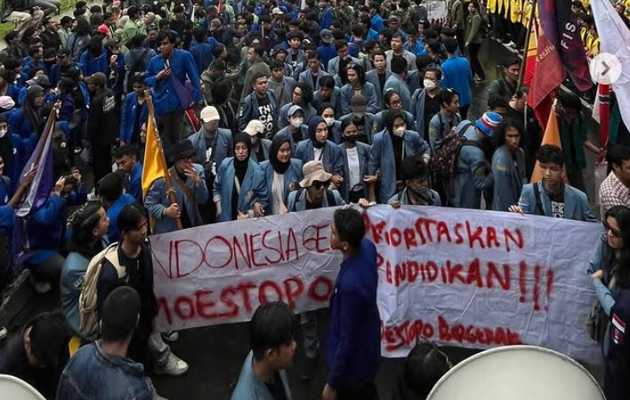 Aksi ujuk rasa bertajuk &lsquo;Indonesia Gelap&rsquo; digelar oleh mahasiswa di sekitar Patung Kuda Arjuna Wijaya, Jakarta Pusat, berlangsung dengan tensi tinggi. Demonstran membakar ban sebagai bentuk protes.