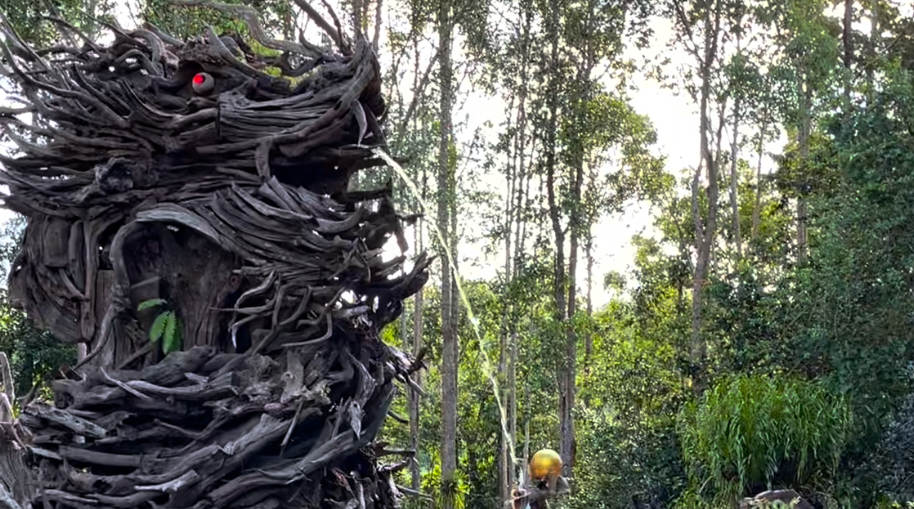 Air mancur dari salah satu naga di Wang Theptaro Dragon Sculpture Garden di Trang, Thailand Selatan. (Dok. Pribadi Adinda Tyas)