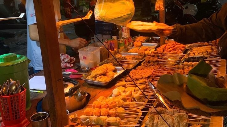 Contoh sajian makanan di angkringan.  (Dok. Pinterest)