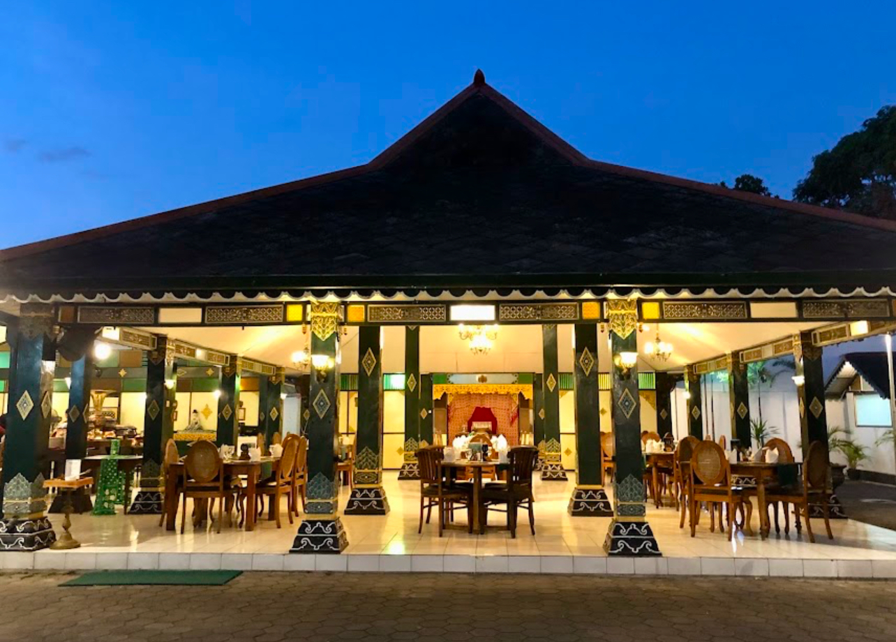 Suasana di Bale Raos Menjelang Malam Hari.  (Dok. Google Photo by azhar faris)