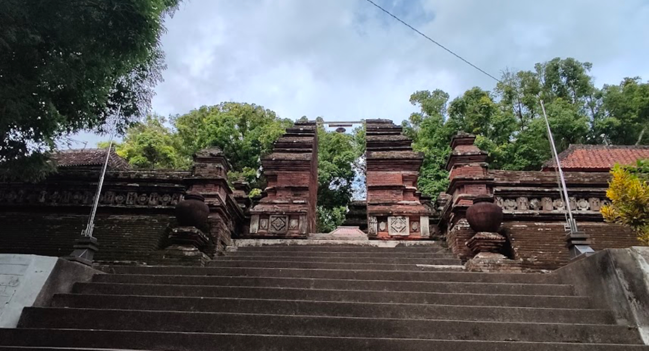 Gerbang Makam Raja-Raja di Imogiri, Bantul, Yogyakarta.   (Sumber: Google Photo by Irfandri Dwi Aryono)