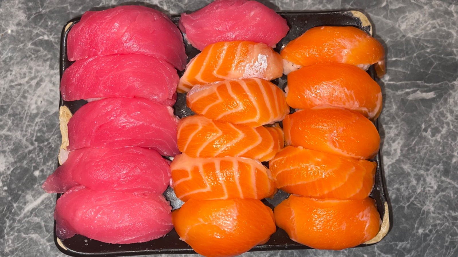 Sajian Sushi dengan Ikan Tuna dan Salmon Mentah (Dok. Pribadi Adinda Tyas)