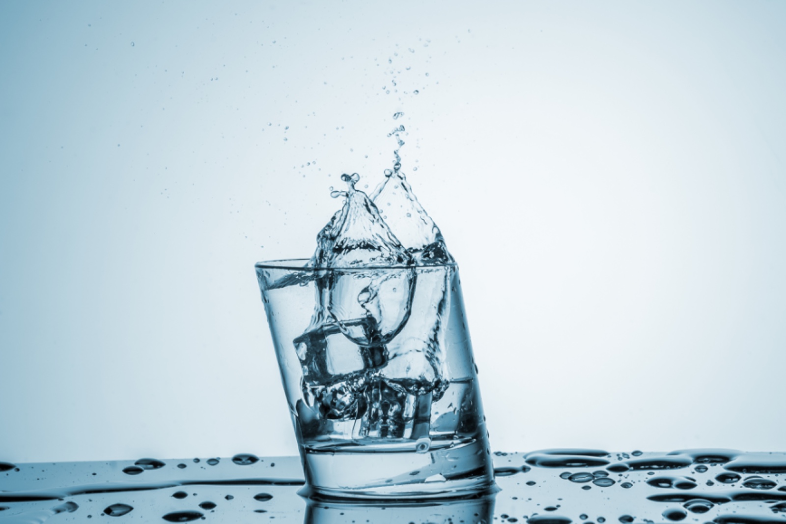 Ilustrasi minuman es segar.   (sumber: Freepik)