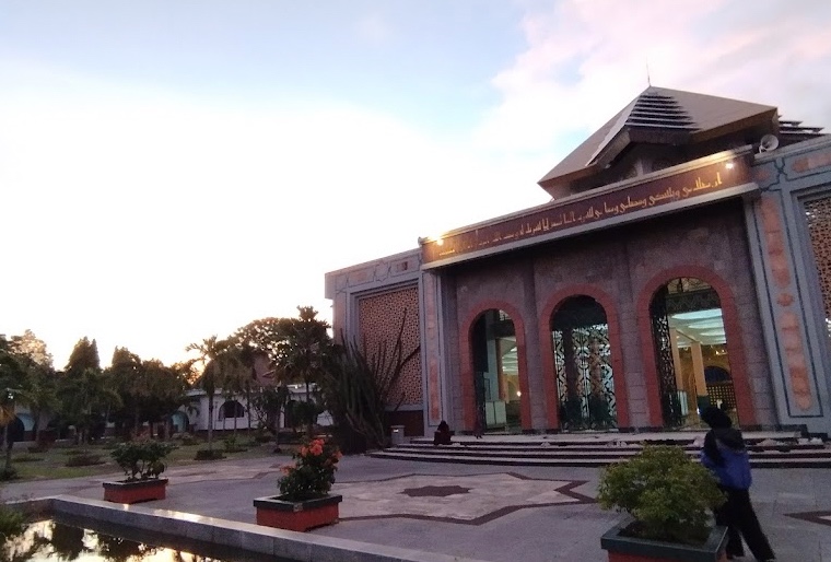 Masjid Kampus UGM.  (google photos by Munawaroh Az-Zahra)