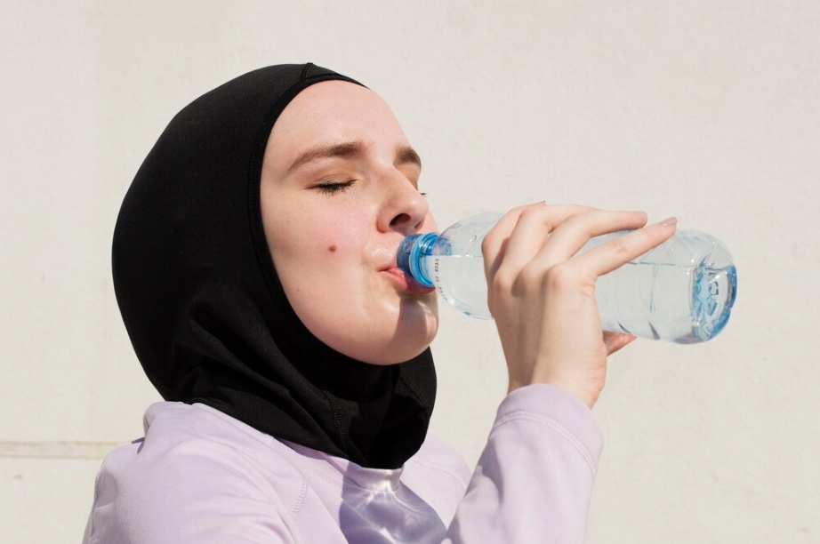 Ilustrasi minum minuman mengandung elektrolit.  (Freepik)