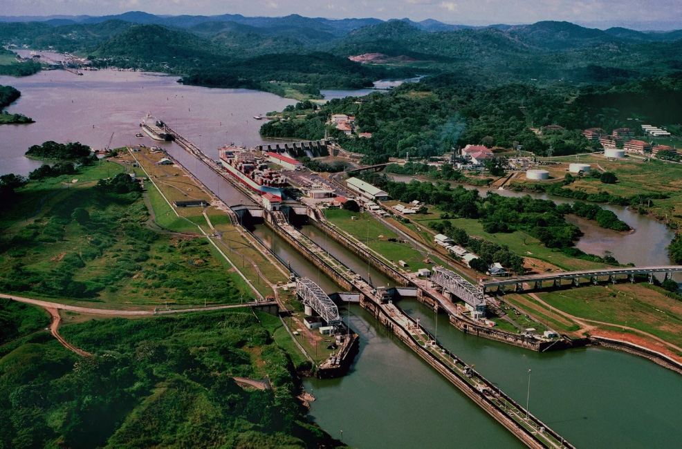 Panama Canal.  (Sumber: Britannica.com)