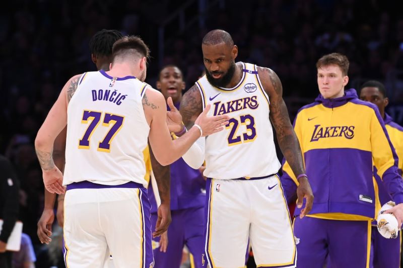 Superstar lakers Leborn James dan Luka Donic melakukan selebrasi.