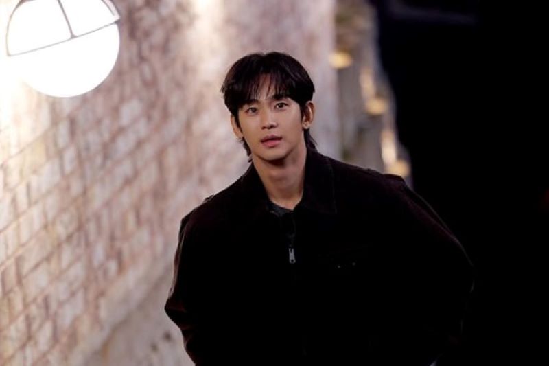 Momen pertama kali actor Kim Soo Hyun tampil di depan media di tengah kontroversi skandalnya dengan mendiang Kim Sae Ron.