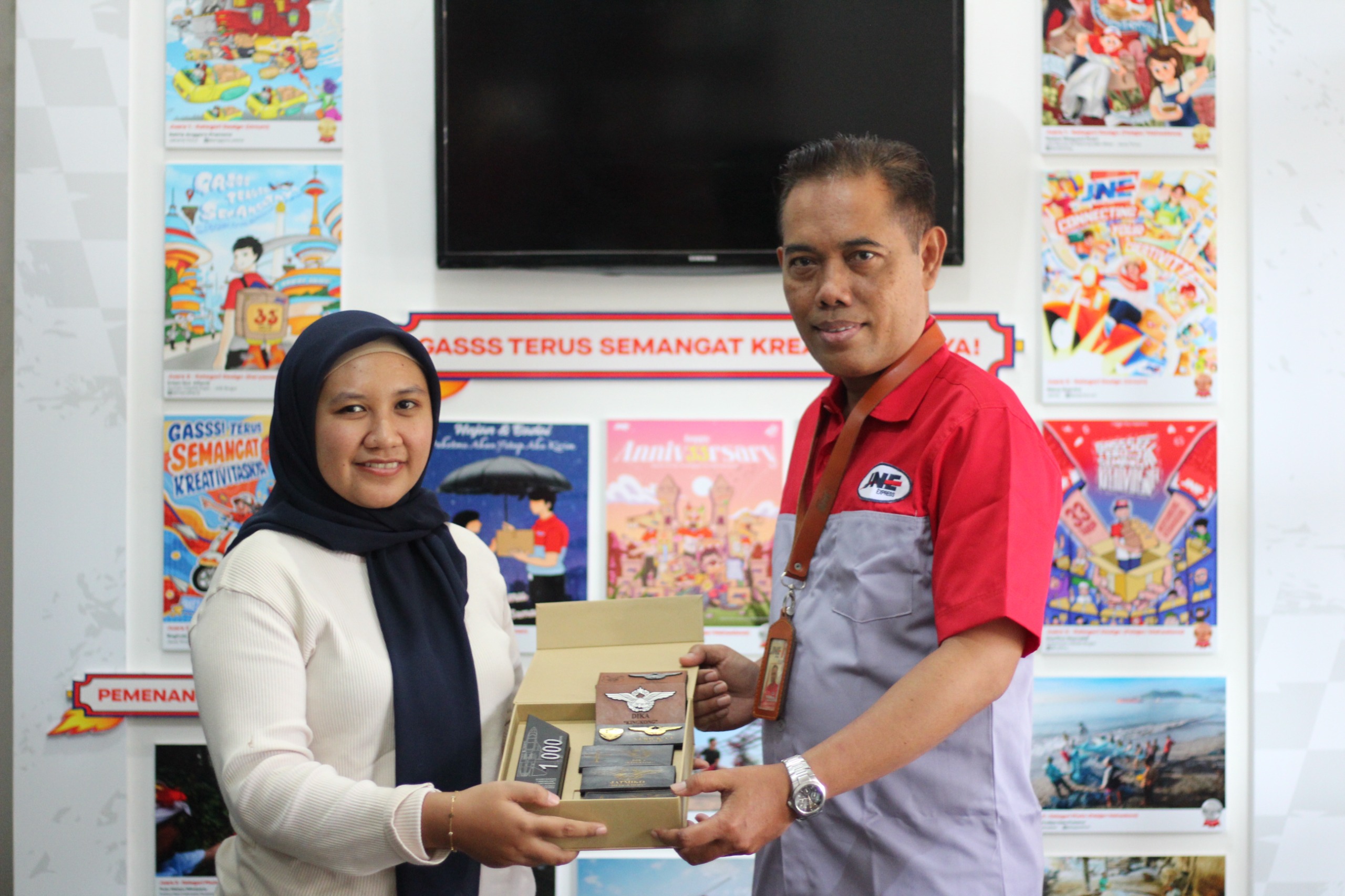 Kepala Cabang JNE Yogyakarta, Adi Subagyo menyerahkan hadiah 1 unit sepeda motor kepada Emas Dwi Atika, pemenang JLC Lucky Draw 2024.