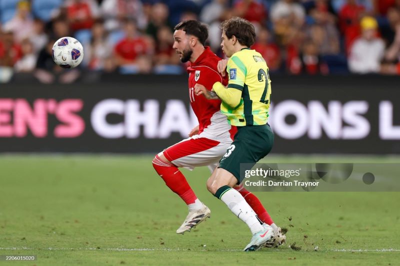 Fullback Timnas Indonesia Calvin verdonk berduel dengan Gelandang Australia pada Laga melawan Australia di sydney stadium.